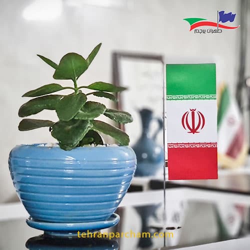 پرچم رومیزی ایران مدل L کنار گلدان