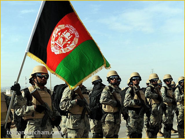 بیرق افغانستان در درست ارتش کشورش